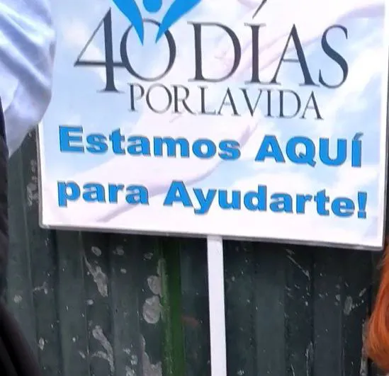 Uno de los carteles frente a la clínica