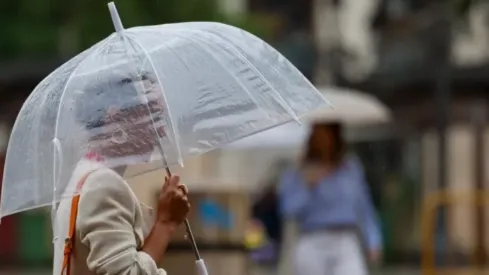 imagen-de-una-mujer-con-un-paraguas-por-las-lluvias-efe_6_489x275