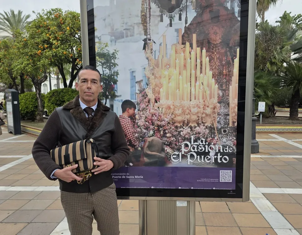 2026.03.05 FOTO DE CALLEJA CON MUPI DE SEMANA SANTA