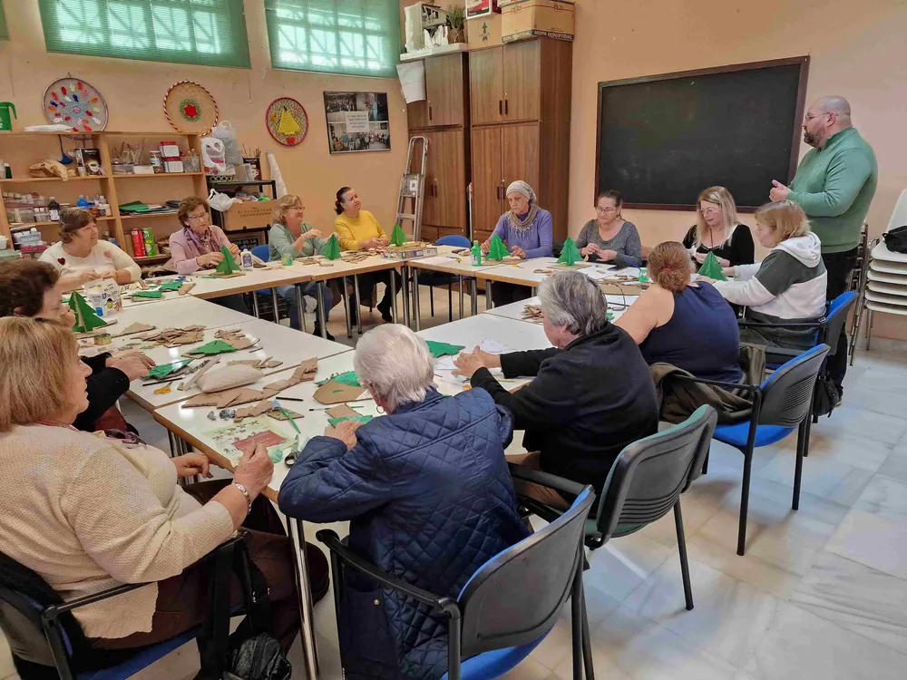 2024.11.28 FOTO DE BELLO EN TALLER DE ADORNOS NAVIDEÑOS
