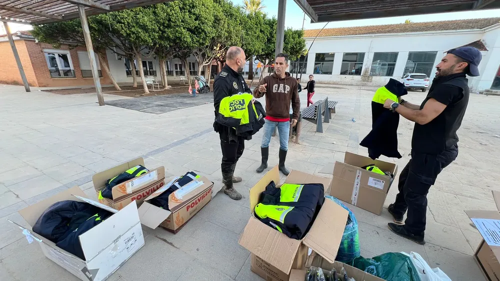 2024.11.12 FOTO 1 DONACIÓN POLICÍA LOCAL