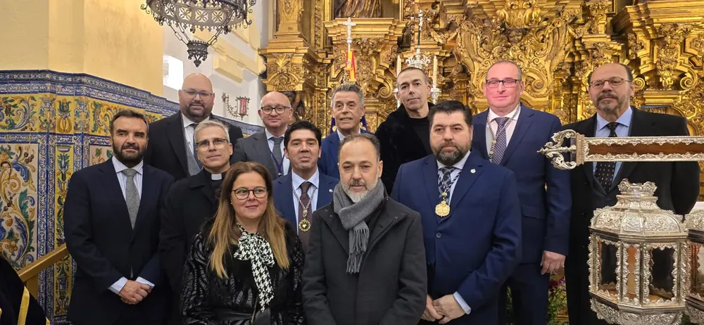 2025.02.08 FOTO DE CALLEJA, BELLO, ALEGRE Y GONZÁLEZ EN TRASLADO DE LA HERMANDAD DE DOLOR Y SACRIFICIO