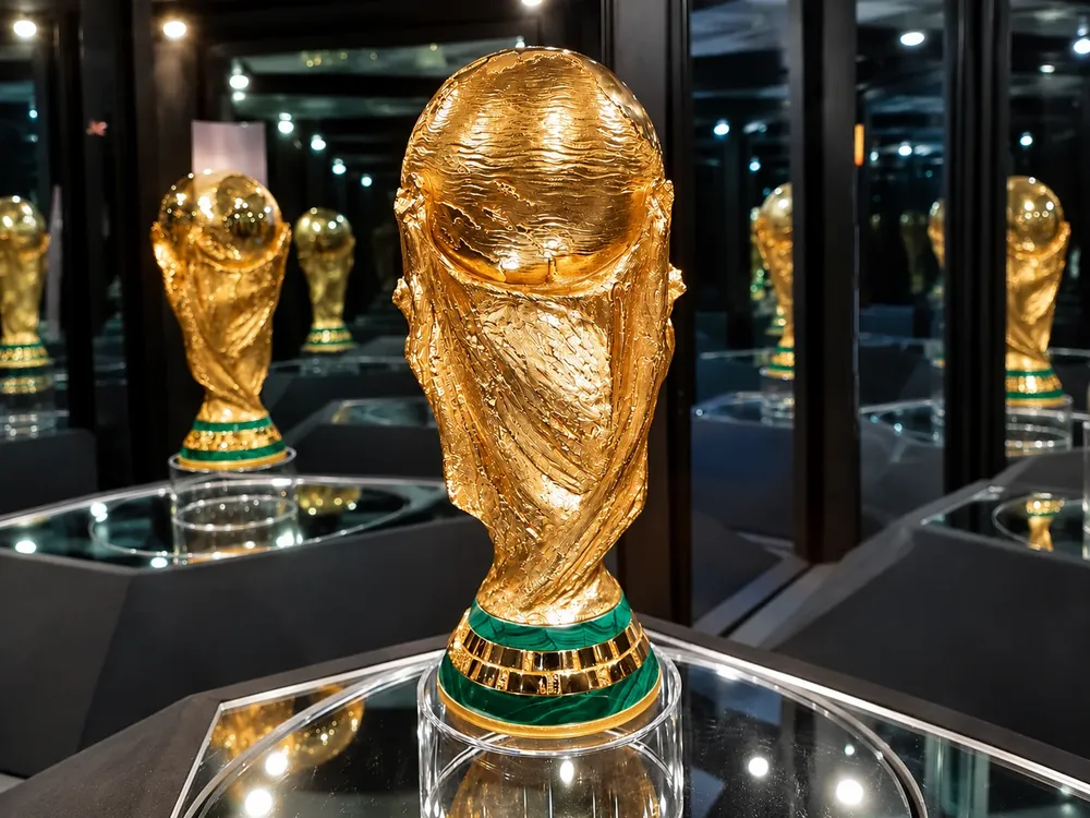 Trofeo dorado en galería de espejos