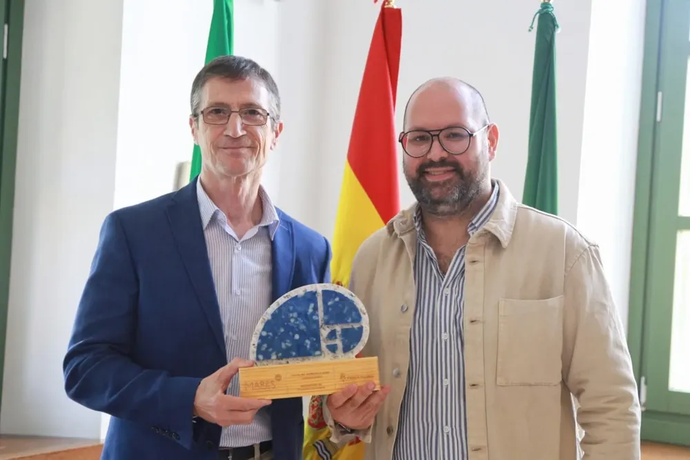 2025.11.06 FOTO DE BELLO EN ENTREGA PREMIO DE COCA COLA