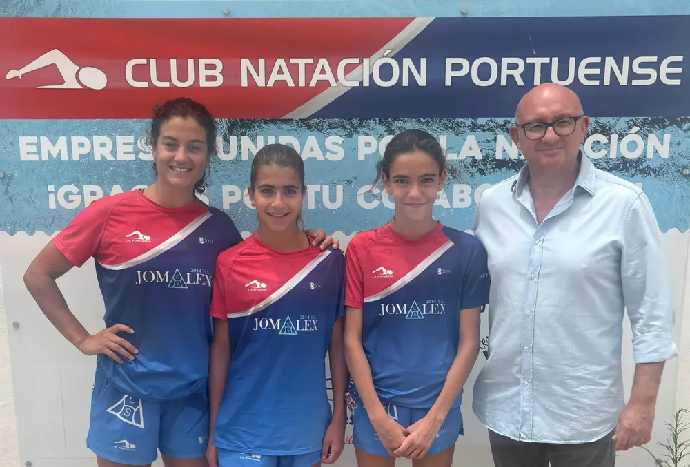 2025.07.14 FOTO DE GONZÁLEZ NIETO CON NADADORAS ZAJARA Y GARCÍA