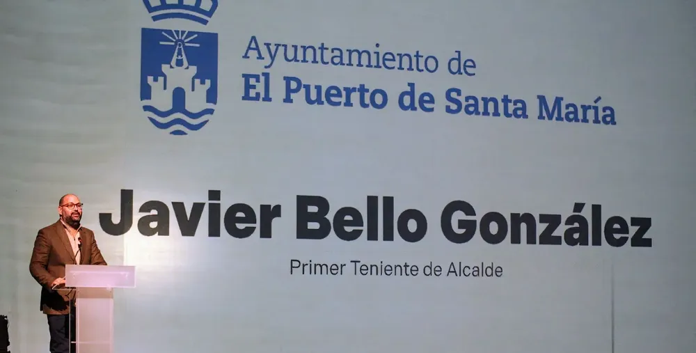 2025.12.05 FOTO DE BELLO EN GALA AYUDA T (1)
