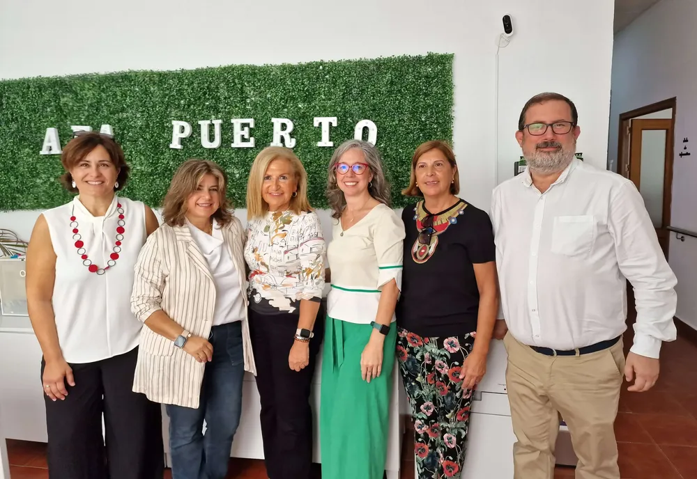 2023. 09. 21 FOTO LARA CON NUEVA JUNTA DIRECTIVA APA PUERTO (1)