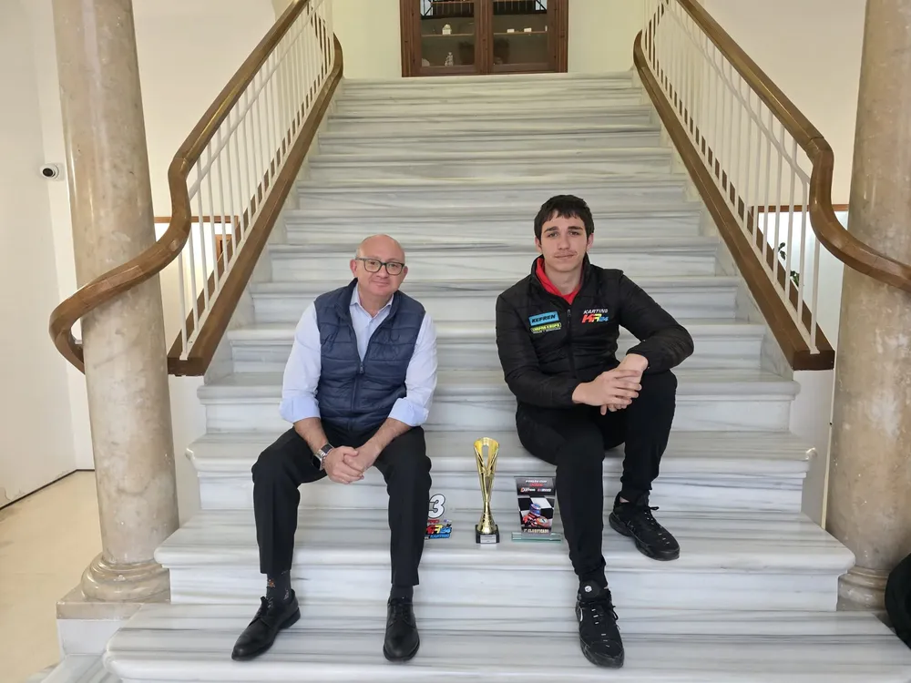 2026.03.04 FOTO DE GONZÁLEZ NIETO CON PILOTO DE KARTS