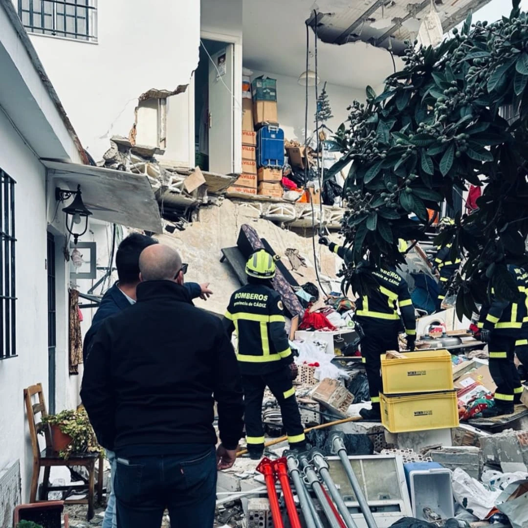 Esta mañana, sobre las 09-00 horas, hemos recibido el aviso de un derrumbe en la c- Espelete, en el Barri...ado a dos viviendas y a las colindantes, dejando a dos personas atrapadas que ya han sido rescatadas.Gracias a la rápida
