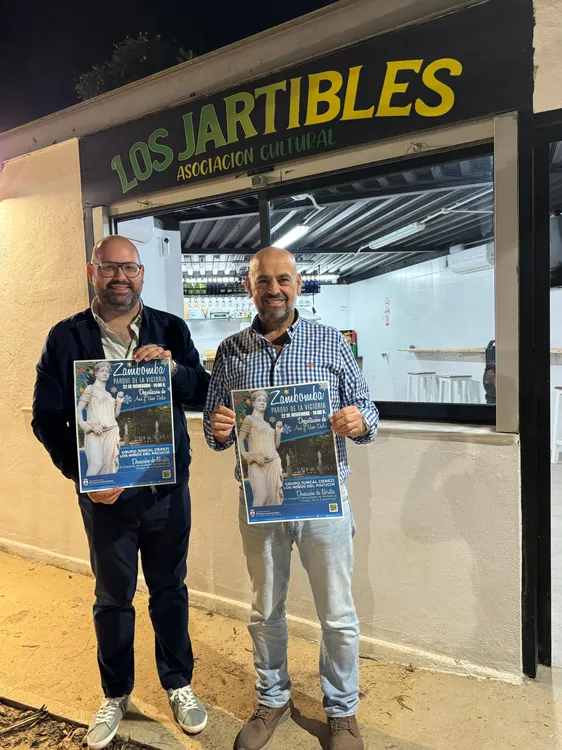 2025.11.03 FOTO PRESENTACIÓN CARTEL ZAMBOMBA EN PARQUE DE LA VICTORIA