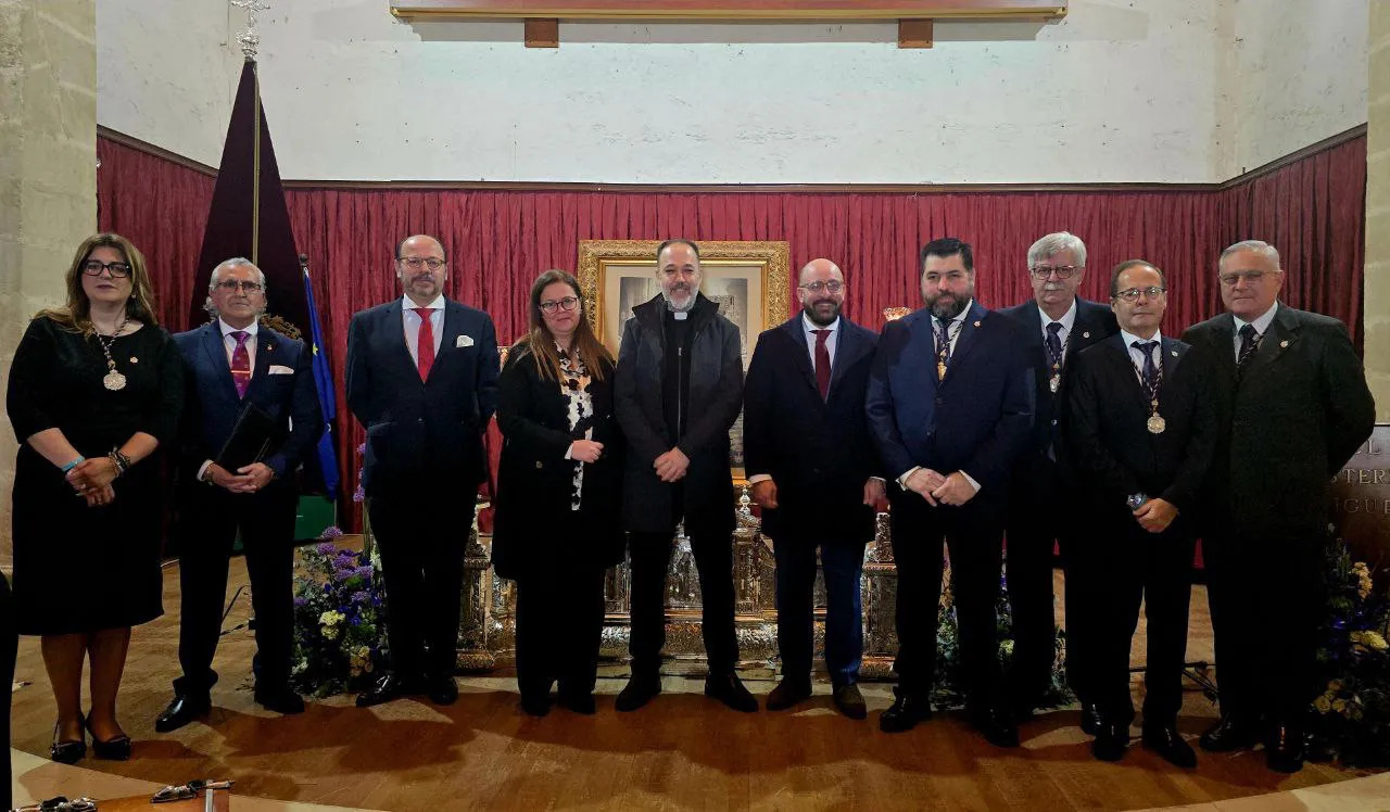 foto de familia cartel Semana Santa 2025
