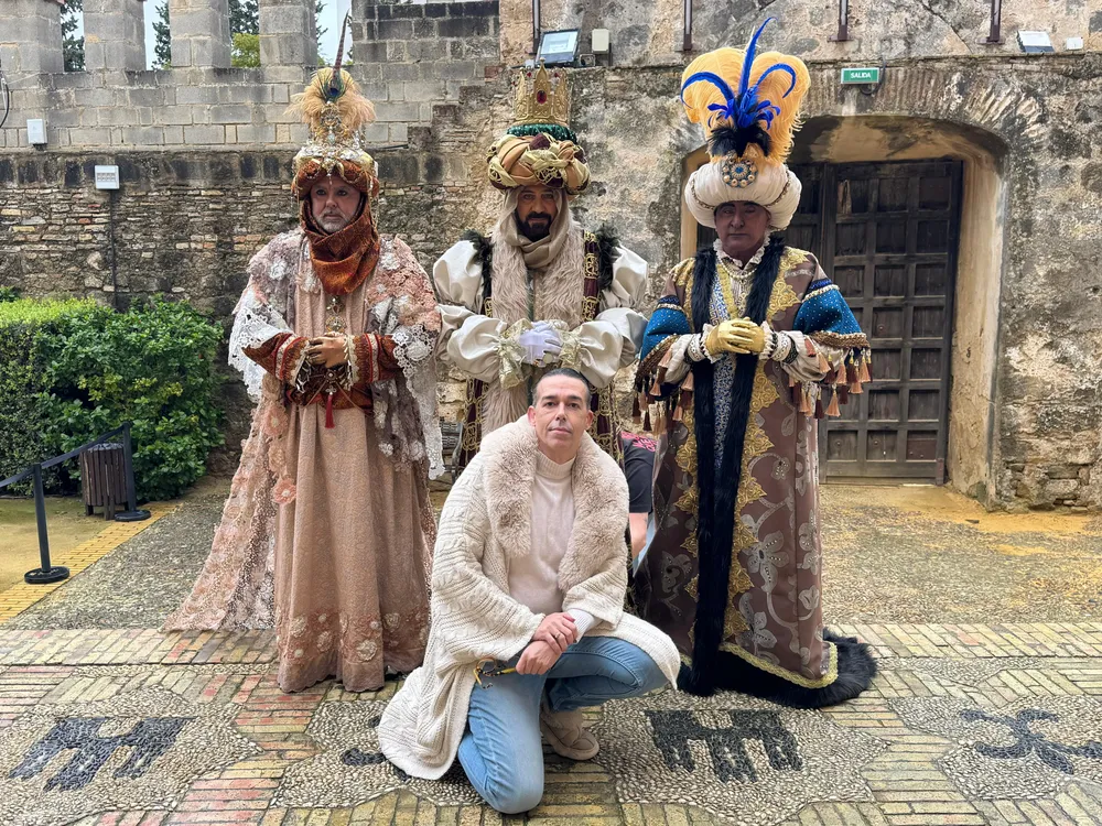 2026.01.03 FOTO DE CALLEJA CON LOS REYES MAGOS