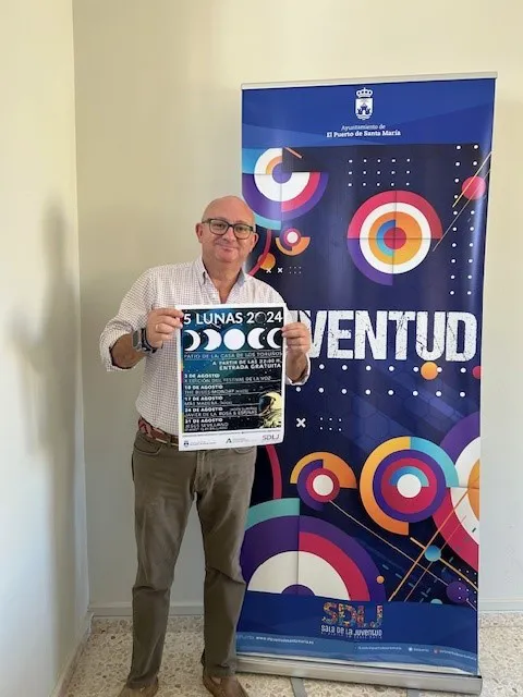 2024. 07. 04 FOTO DE GONZÁLEZ NIETO CON CARTEL DE 5 LUNAS