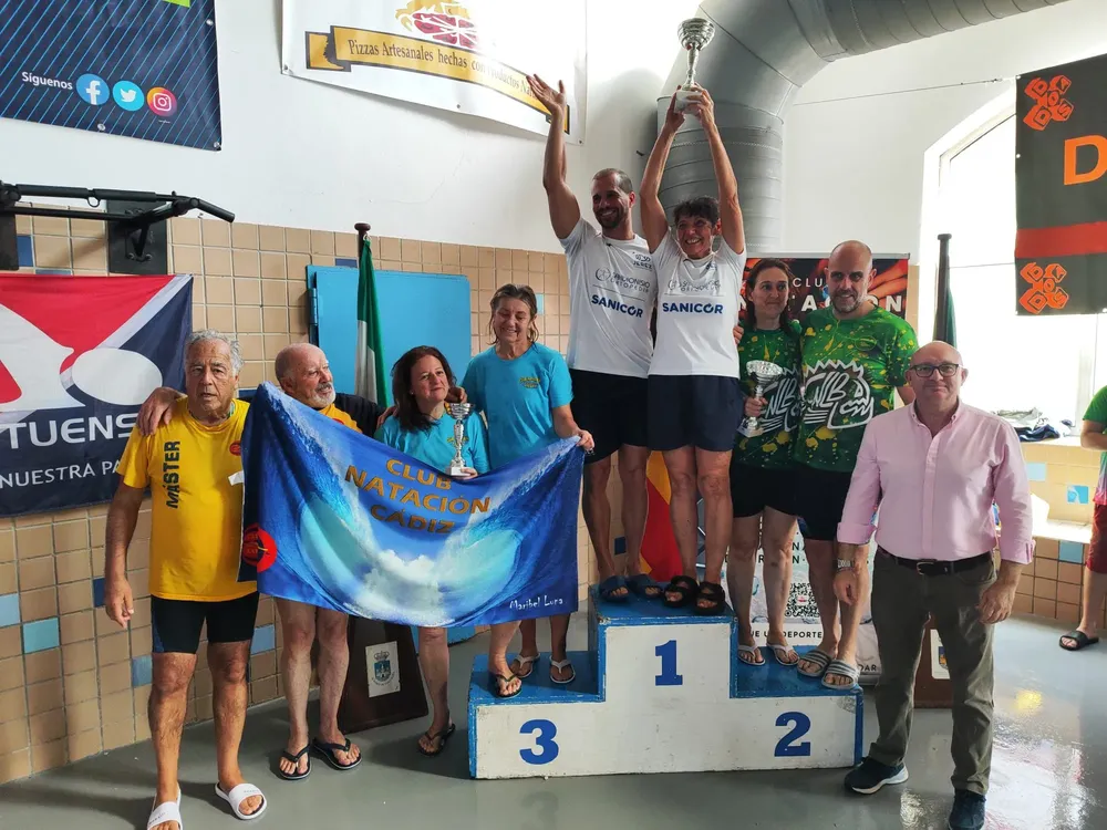 2025.02.16 FOTO ENTREGA TROFEO MÁSTER DE NATACIÓN