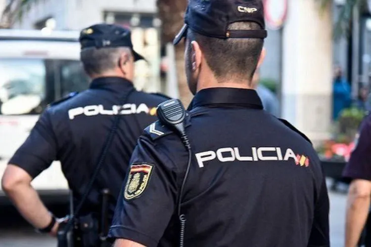 policia-nacional-espaldas-750x500