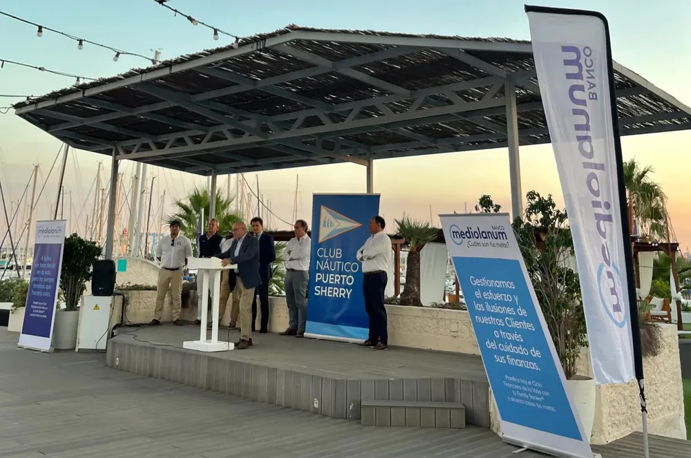 2025.10.01 FOTO PATROCINIO BANCO MEDIOLANUM A CLUB NÁUTICO P. SHERRY