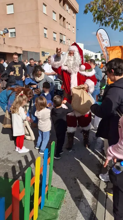 2025.12.14 FOTO 1 PAPÁ NOEL EN ALTOS DEL PASEO (1)