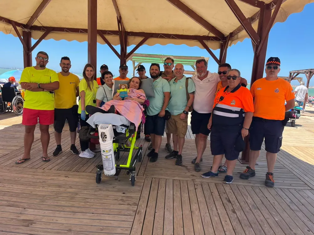 El Puerto ha colaborado con la Fundación Ambulancia del Deseo para cumplir el sueño de una mujer con movilidad reducida
