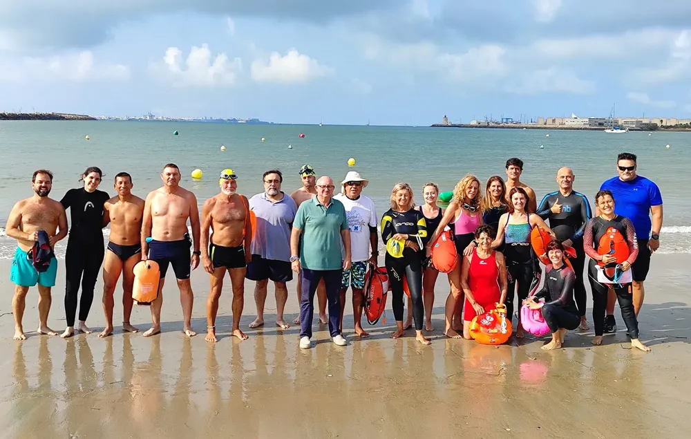 2024.09.22 FOTO DE GONZÁLEZ NIETO CON NADADORES EN AGUAS ABIERTAS