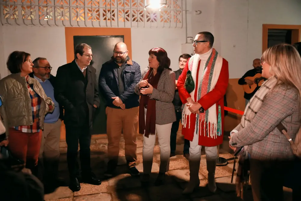 2025.02.18 FOTO 2 INAUGURACIÓN FOTOGRÁFICA EN CASA DE HERMANDAD DEL ROCÍO