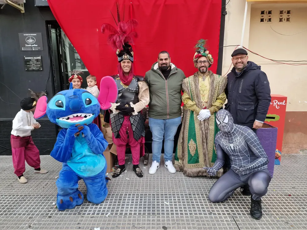 2026.01.02 FOTO BELLO CON CARTERO REAL EN BARBERÍA MARTÍN
