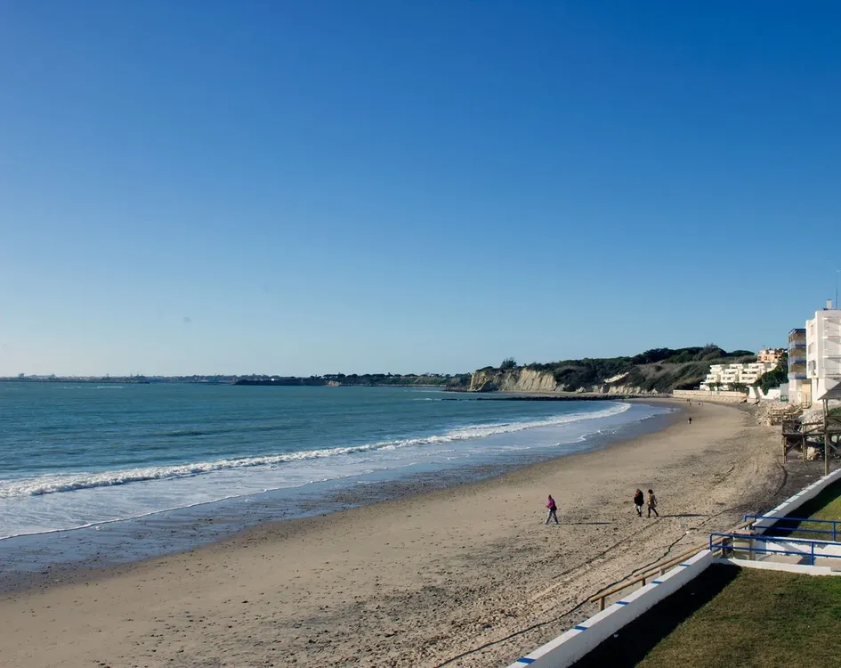 EuropaPress_1634534_andalucia_cadiz__playas_puerto_empezaran_jueves_recuperar_150000_metros