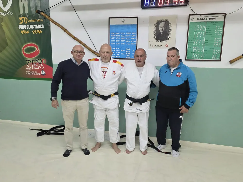 2025.12.05 FOTO ENTREGA CINTURONES NEGROS