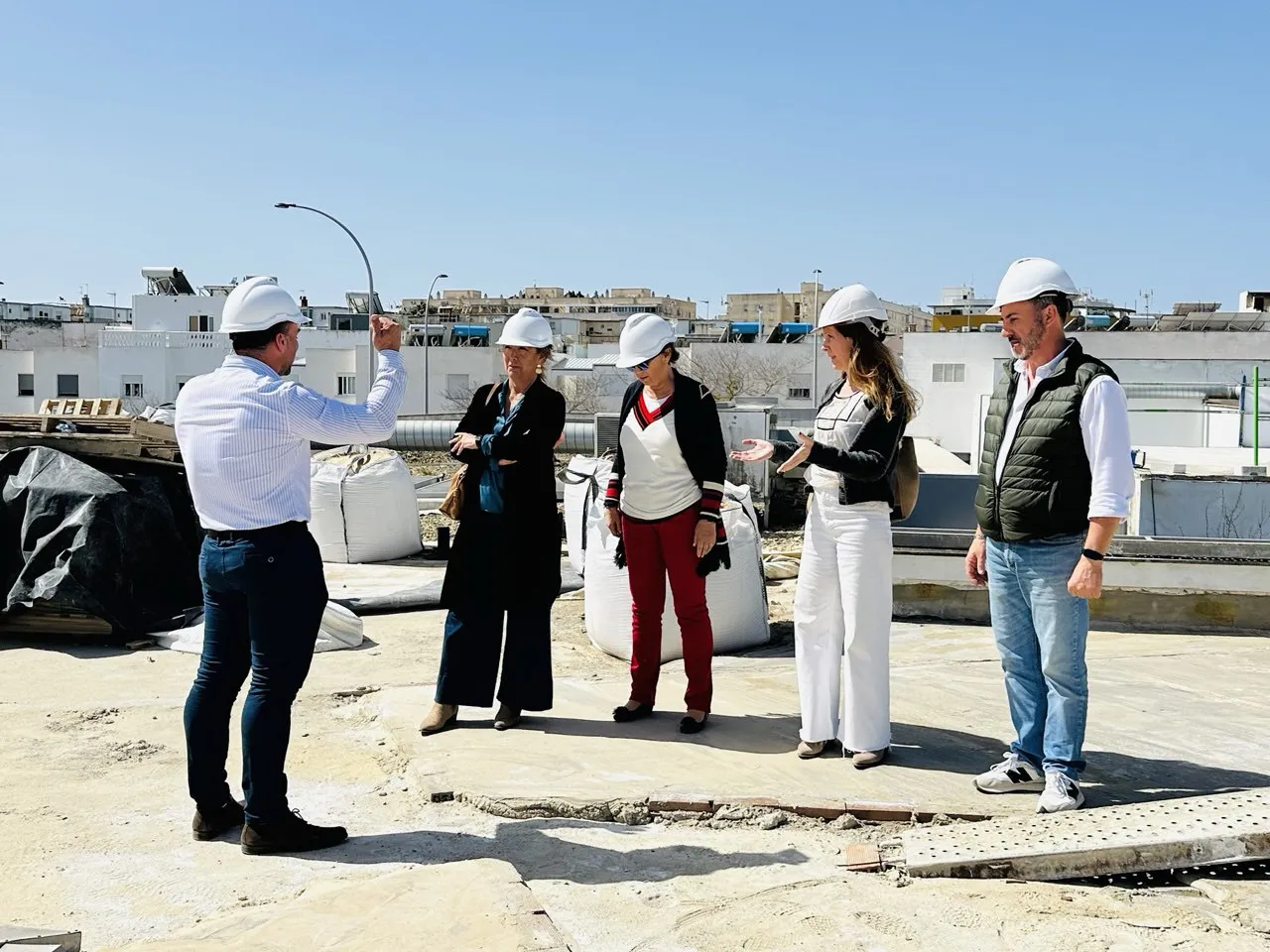2025.03.31 FOTO DE RODRÍGUEZ Y SILVIA GÓMEZ EN EL CENTRO CÍVICO