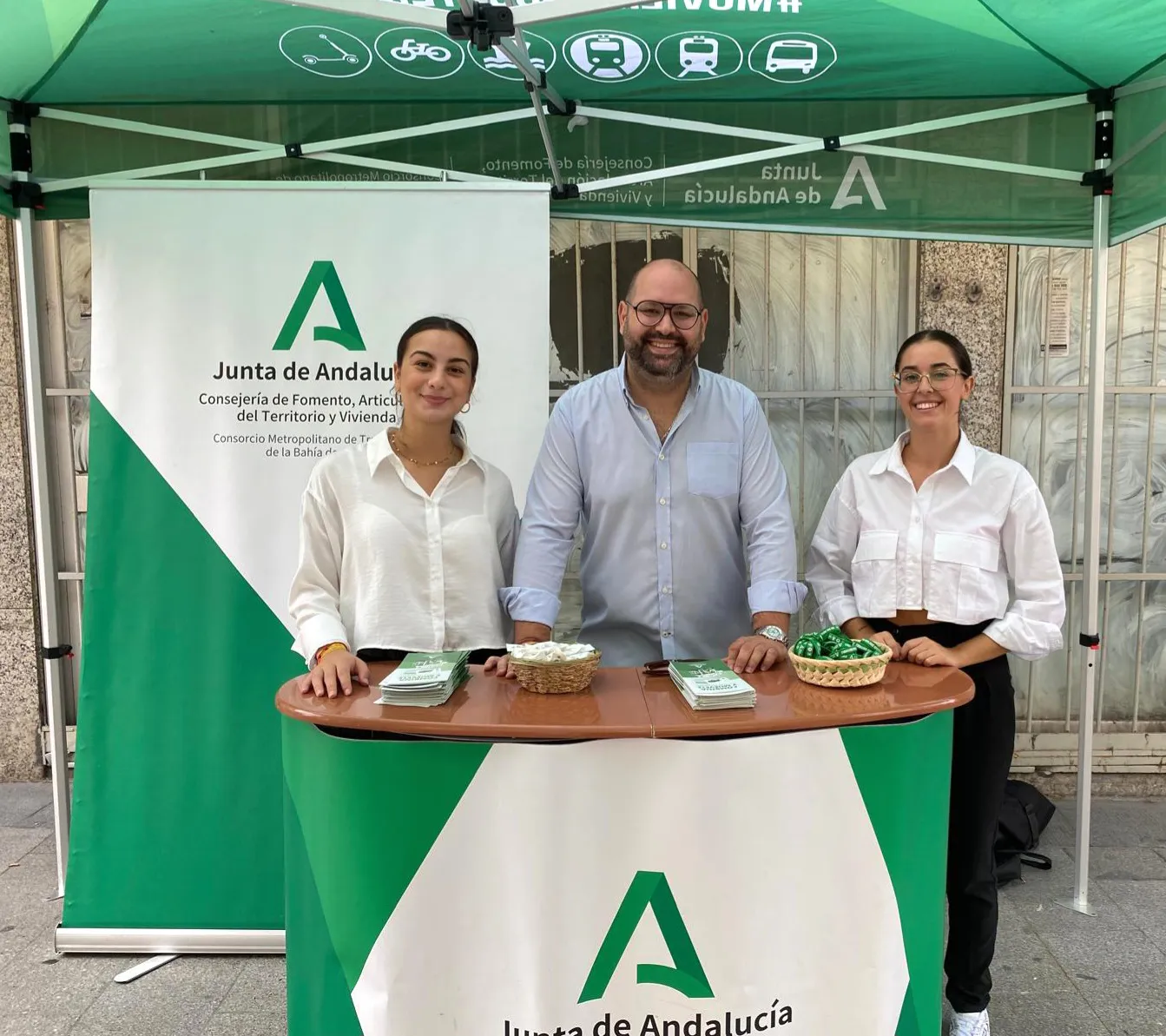 2025.09.19 FOTO BELLO EN STAND CONSEJERÍA DE FOMENTO