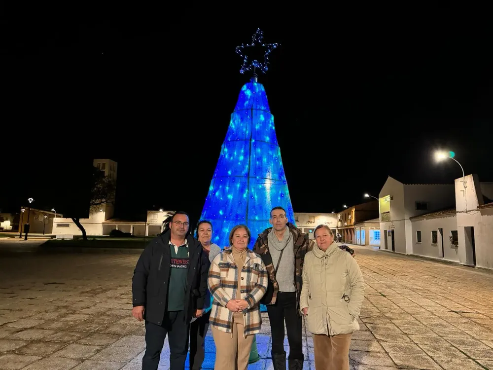 2023. 12. 10 FOTO CALLEJA CON ÁRBOL DE NAVIDAD EN POBLADO DE DOÑA BLANCA