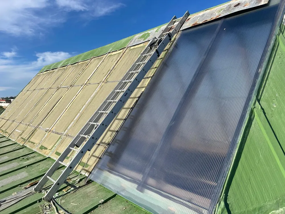 2025.11.04 FOTO INSTALACIÓN PLACAS EN PABELLÓN RAMÓN VELÁZQUEZ