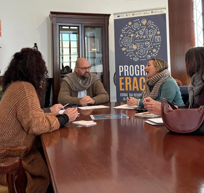 2026.01.21 FOTO DE BELLO EN REUNIÓN DE ERACIS