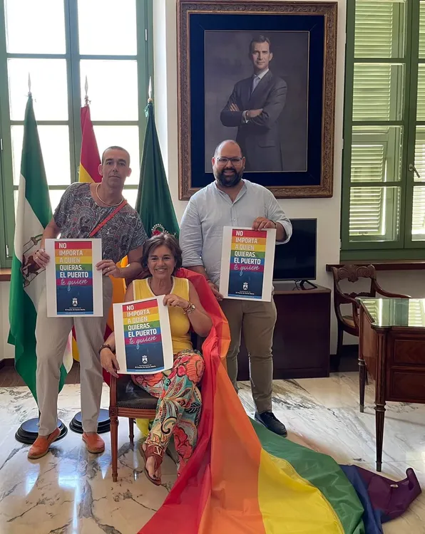 2023. 06. 27 FOTO DE BELLO, GÓMEZ Y CALLEJA CON CARTEL DÍA DEL ORGULLO-min