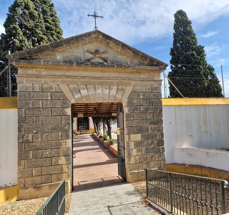 2025.10.15 FOTO FACHADA CEMENTERIO
