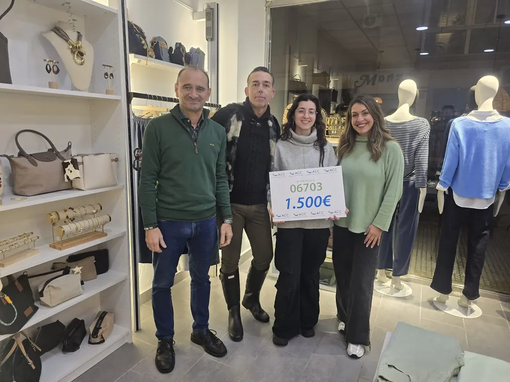 2026.02.06 FOTO ENTREGA PREMIO SORTEO ASOCIACIÓN COMERCIANTES CREVILLET