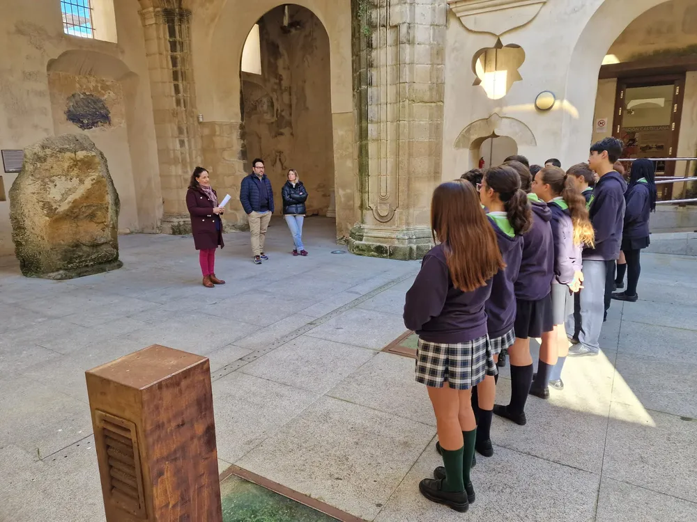 2026.03.11 FOTO VISITA COLEGIO CARMELITAS AL HOSPITALITO (1)