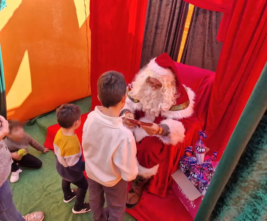 2025.12.14 FOTO 2 PAPÁ NOEL EN ALTOS DEL PASEO