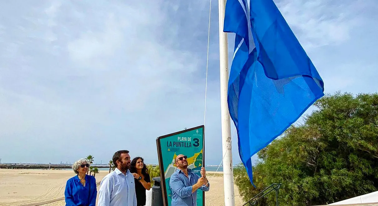 art_21596_030-el-litoral-de-el-puerto-iza-sus-banderas-azules