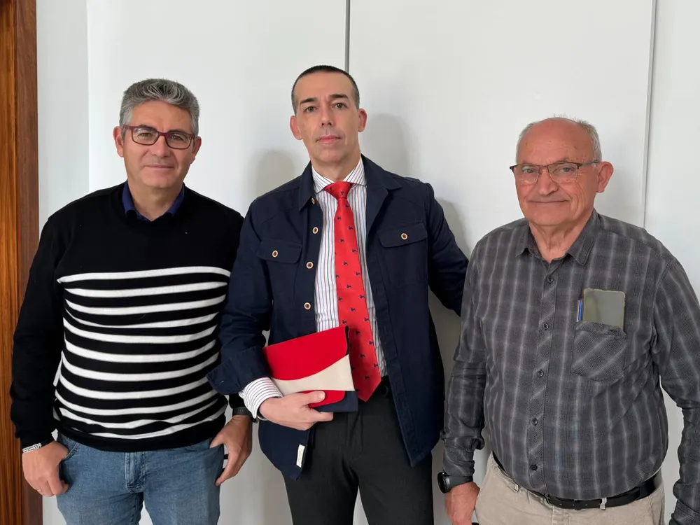 2024. 04. 02 FOTO DE CALLEJA CON JUAN MANUEL SÁNCHEZ Y EDUARDO PEINADO