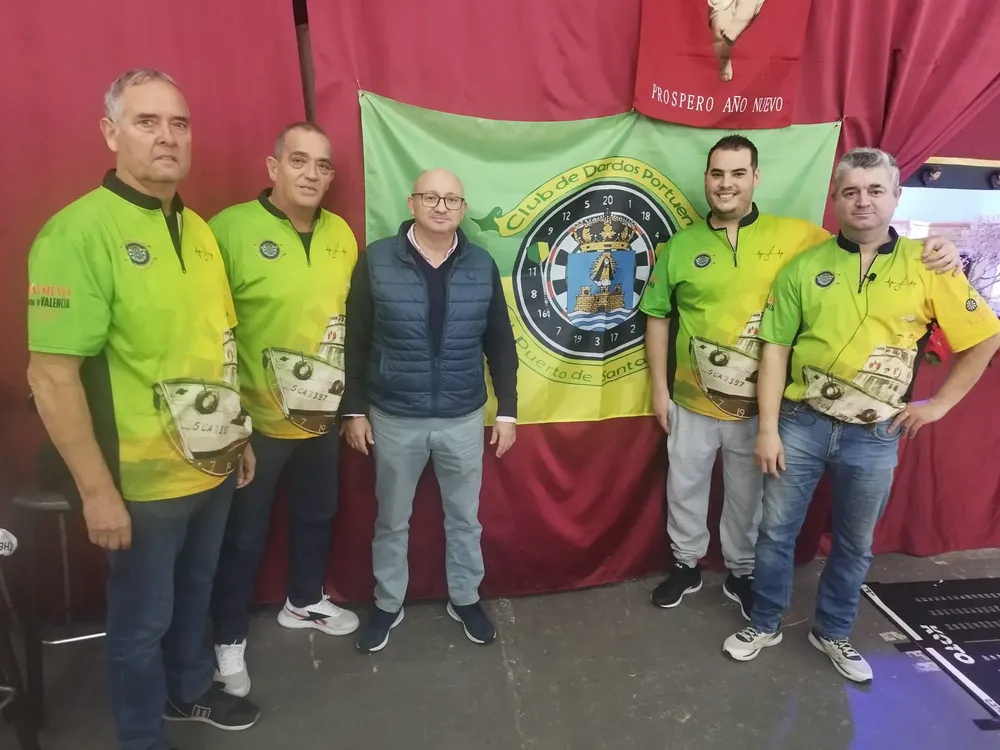 2023. 12. 17 FOTO DE GONZÁLEZ NIETO CON CLUB DE DARDOS