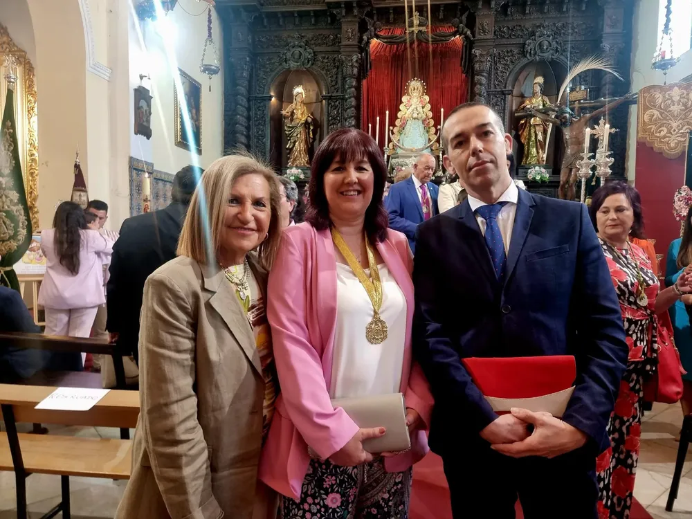 2024. 04. 21 FOTO DE CALLEJA, LARA Y HERMANA MAYOR DEL ROCÍO