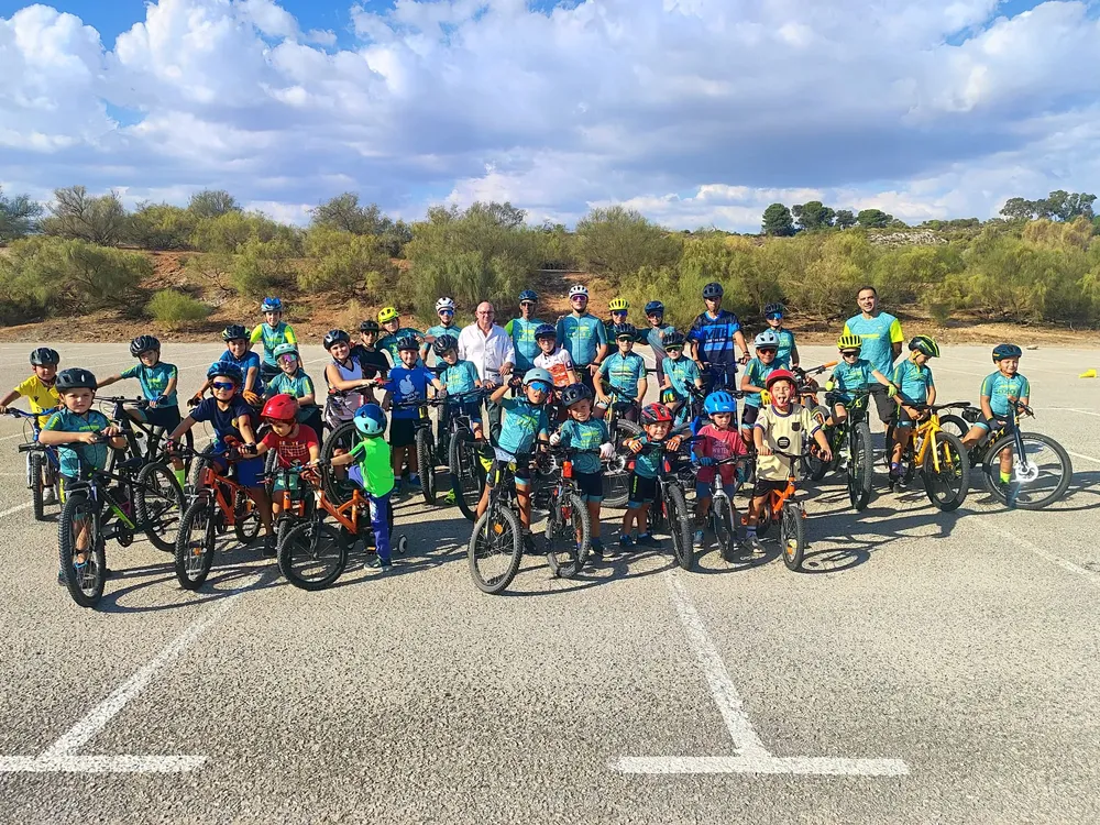 2025.10.02 FOTO DE GONZÁLEZ NIETO CON ESCUELA DE CICLISMO BIKE