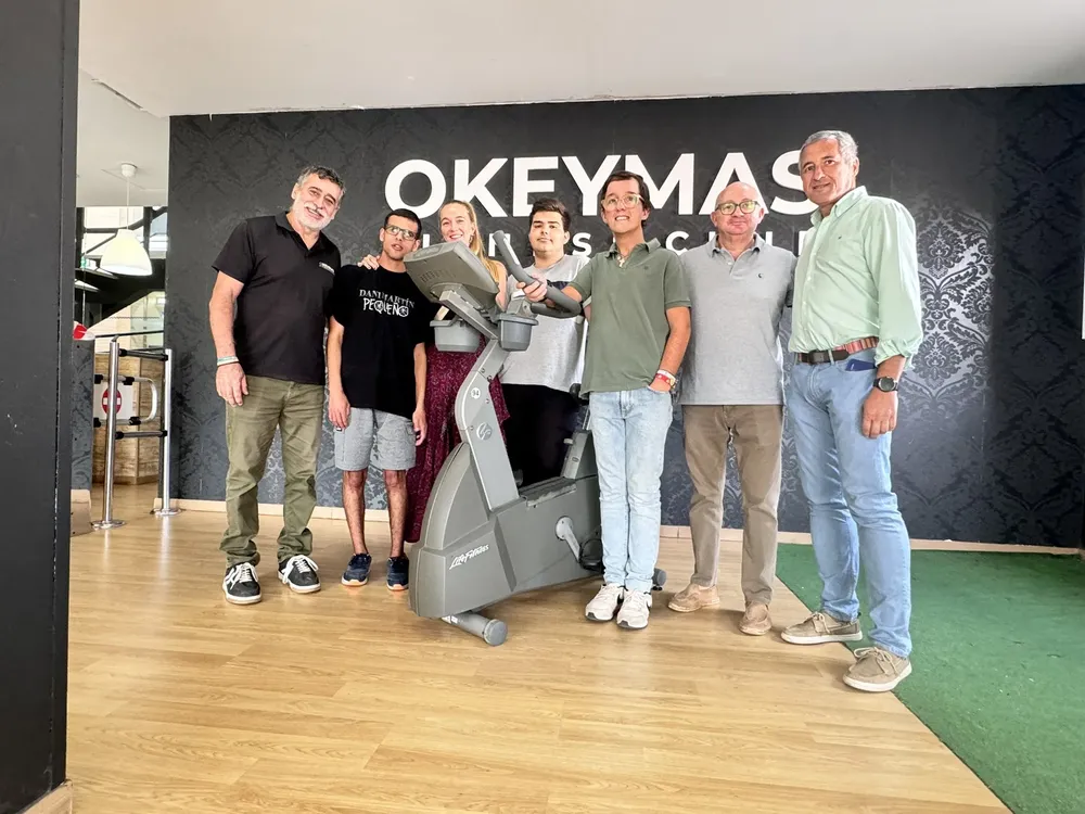 2024. 10. 01 FOTO DONACION A APADENI DE BICICLETA ESTÁTICA