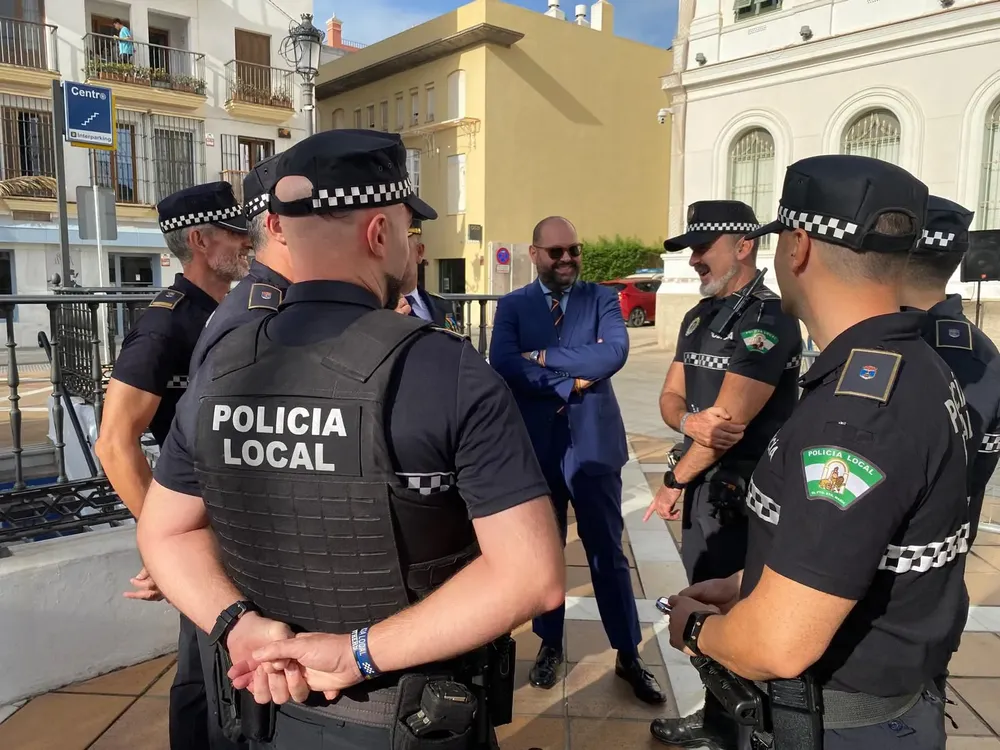 2025.10.15 FOTO BELLO CON POLICÍAS LOCALES