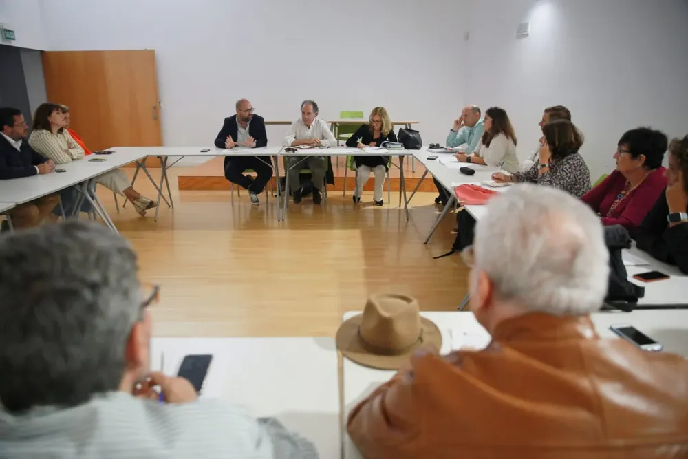 2025 FOTO DE BELLO EN REUNIÓN