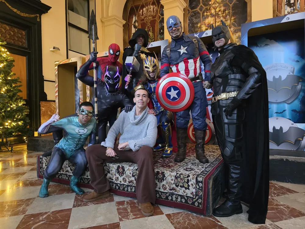 2024.12.08 FOTO DE CALLEJA CON LOS SUPERHÉROES