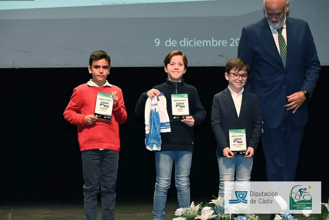 2023. 12. 18 FOTO ENTREGA DE TROFEO A MANUEL MATEO MARTÍNEZ DE MURGA