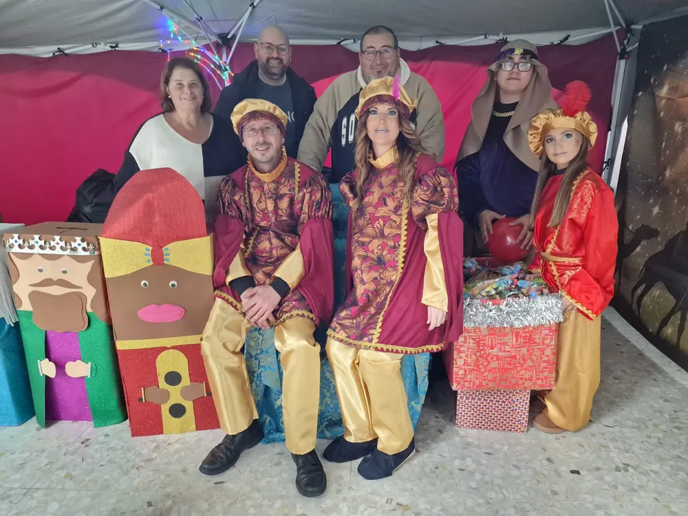 2026.01.02 FOTO BELLO CON CARTERO REAL EN RONDA DEL TEJAR