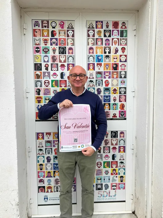2026.01.22 FOTO GONZÁLEZ NIETO CON CARTEL CONCURSO DE RELATOS SAN VALENTÍN