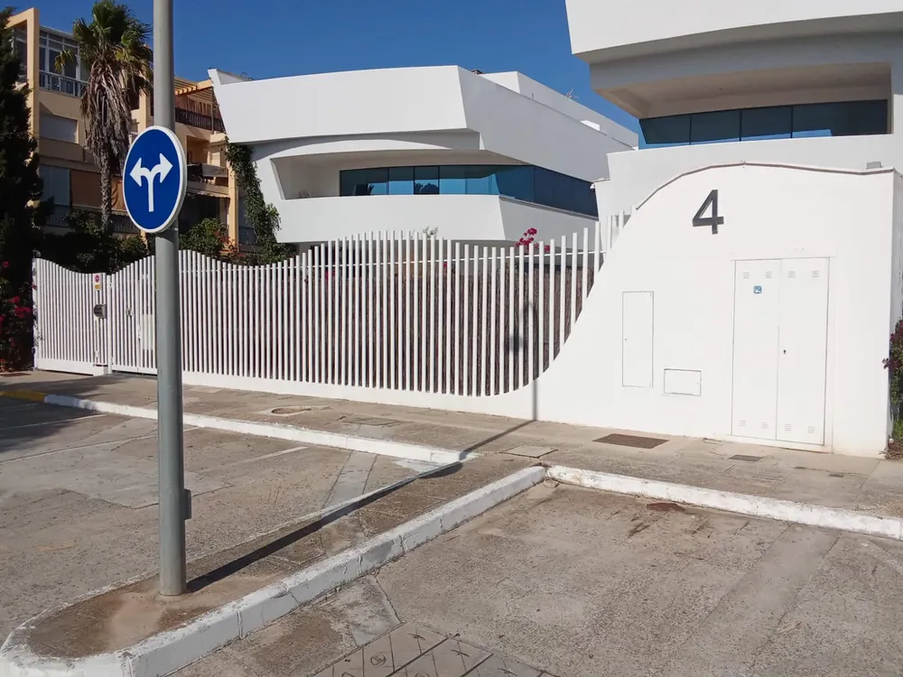 2025.11.12 FOTO CAMBIO SEÑALIZACIÓN CALLES EN COSTA OESTE